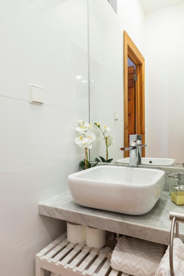 Alfama Terrace Apartment With Authentic XVIII Tiles And Historic Notes 3 Bedrooms & 2 Bathrooms Ac Lisboa Eksteriør billede